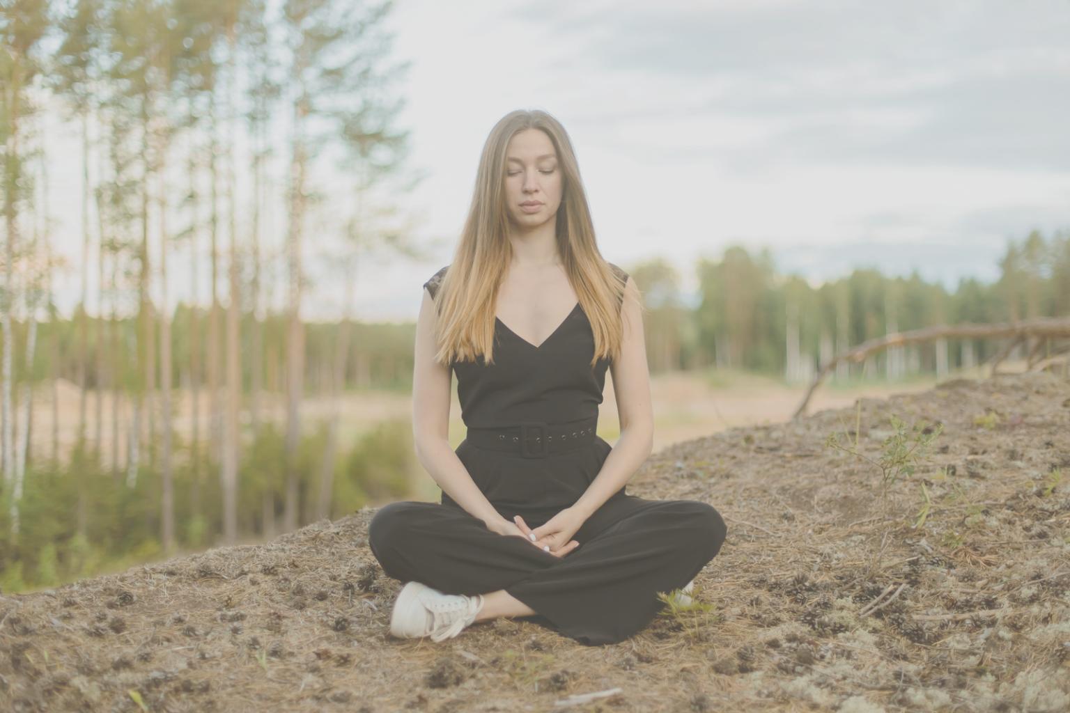 Friedliche Meditationsumgebung mit natürlichem Licht